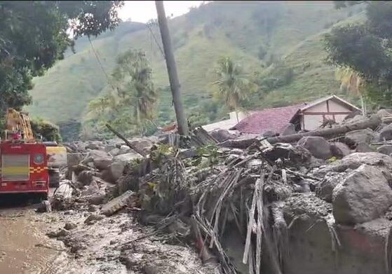 Pemukiman warga di Humbahas diterjang banjir bandang dan longsor. (Foto: Dok. Basarnas Medan)