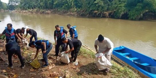 Asia Pulp and Paper Group, melakukan penanaman pohon untuk mendukung pelestarian Sungai Cisadane