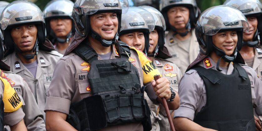 Polisi mengerahkan 3.000 personel untuk pengamanan pertandingan Persija Jakarta kontra Persib Bandung. 