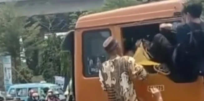 Sopir truk kontainer dianiaya massa pengantar jenazah di Cilincing.
