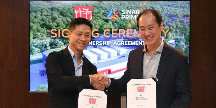 Board of Member Sinar Primera Group Trisno Kemat (kanan) dan President of Gaw Capital Partner Kenny Gaw pada Rabu (1/11/2023) bertukar nota kesepahaman untuk ditandatangani. (Foto dok Sinar Primera)