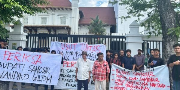 Aksi penggiat antikorupsi kawal sidang bansos PENA di Pengadilan Negeri Medan


