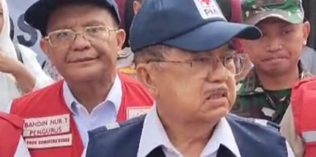 Jusuf Kalla didampingi Kabid Penanggulangan Bencana PMI Sumut Prof. Bahdin Nur Tanjung

