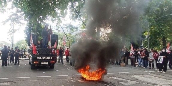 Unjukrasa mahasiswa di depan gedung DPRD Sumut (Foto: M. Yas)

