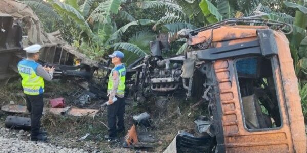 Kecelakaan maut dump truk dengan Kereta Api Putri Deli pada perlintasan tanpa plang di Kecamatan Perbaungan