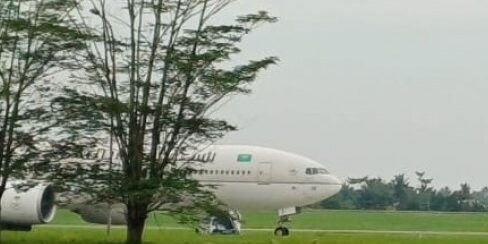Pesawat pembawa jemaah haji diteror bom mendarat darurat di Bandara Kualanamu,

