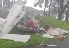 Pesawat ringan milik Indonesia Flying Club jatuh di Lapangan Sunburst BSD, Serpong, Tangerang Selatan, Minggu (19/5/2024) siang. (Foto: video instgaram)

