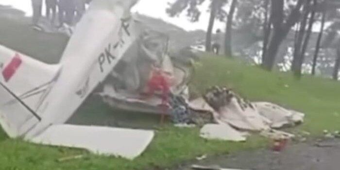Pesawat ringan milik Indonesia Flying Club jatuh di Lapangan Sunburst BSD, Serpong, Tangerang Selatan, Minggu (19/5/2024) siang. (Foto: video instgaram)

