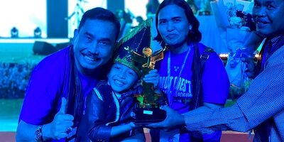 Hendrik H Sitompul, memeluk Odo Manalu, juara pertama kategori Tutur Kitab Suci Anak dalam Pesparani Nasional III di Jakarta