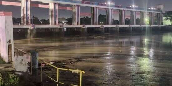 Suasana Pintu Air 10 di Neglasari, Kota Tangerang mengeluarkan suara sirine panjang dan BPBD setempat menetapkan status siaga-3, Jumat 23 Januari 2026.