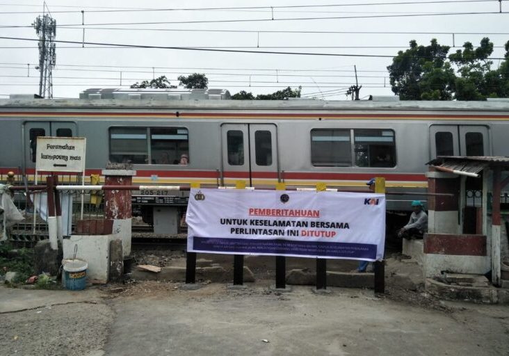 Imbas kecelakaan kereta menabrak mobil di palang pintu manual perlintasan sebidang, di jalan Rawa Geni, Ratu Jaya, Cipayung, Depok, ditutup permanen oleh PT KAI,

