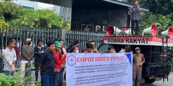 Mahasiswa tergabung dalam Gerakan Mahasiswa Peduli Demokrasi (GMPD) menggelar aksi unjuk rasa di depan Kantor Pusat PT PLN