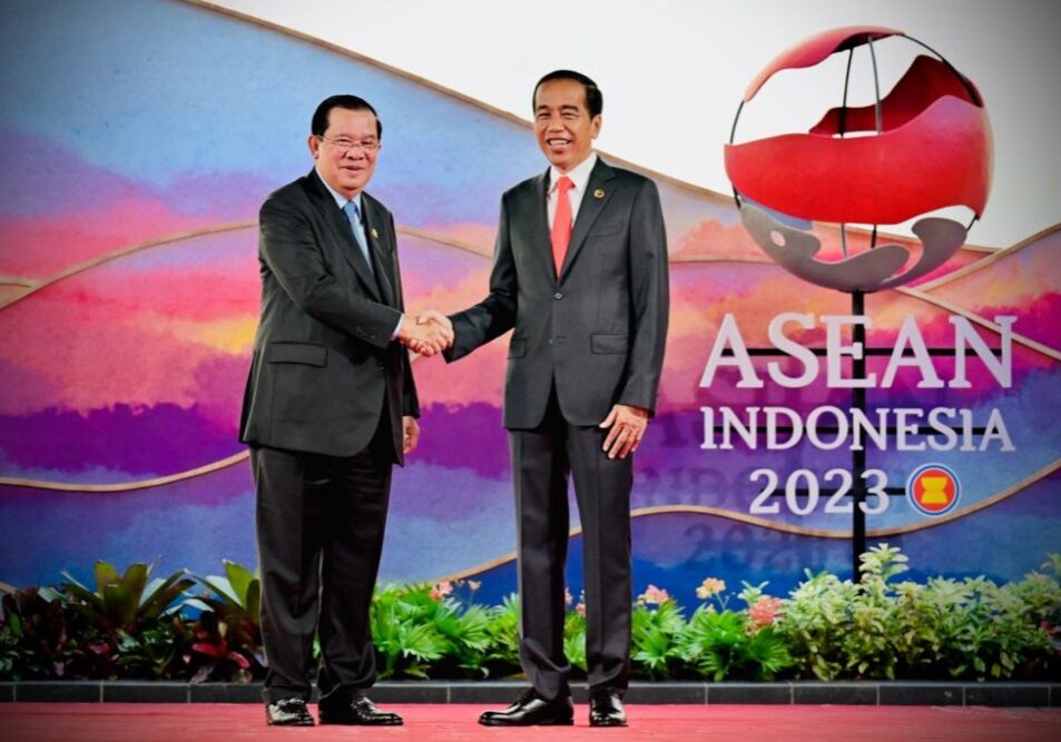 PM Kamboja Hun Sen dan Presiden Joko Widodo berjabat tangan jelang pembukaan KTT Asean 2023 di Hotel Meruorah, Labuan Bajo, NTT pada Rabu (10/5 - 2023).

