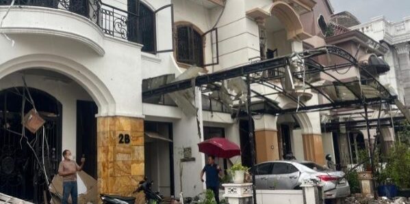 Rumah di Kompleks Grand Polonia Medan roboh akibat ledakan keras, Senin sore (20/7/2026)


