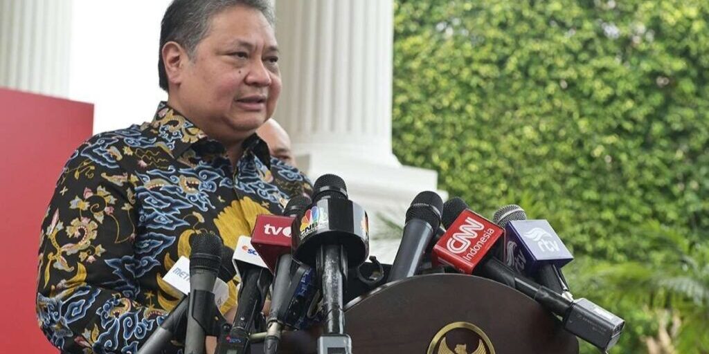 Menko Perekonomian Airlangga Hartarto memberikan keterangan pers, Jumat (6/10/2023), di Jakarta.
