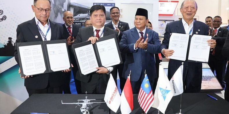 Menteri Pertahanan Prabowo Subianto menyaksikan penandatanganan kerja sama Indonesia dan Malaysia

