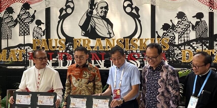 Prangko Seri kunjungan Paus Fransiskus diluncurkan

