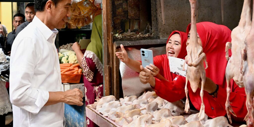 Presiden Joko Widodo (Jokowi) saat berinteraksi dengan salah satu pedagang daging ayam di Pasar Soponyono di Kota Surabaya, Jawa Timur, Jumat (6/9/2024).