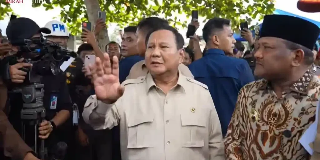 Presiden Prabowo Subianto kembali turun langsung untuk memantau penanganan bencana alam yang melanda sejumlah wilayah di Sumatera. Pada Minggu (8/12/2025).