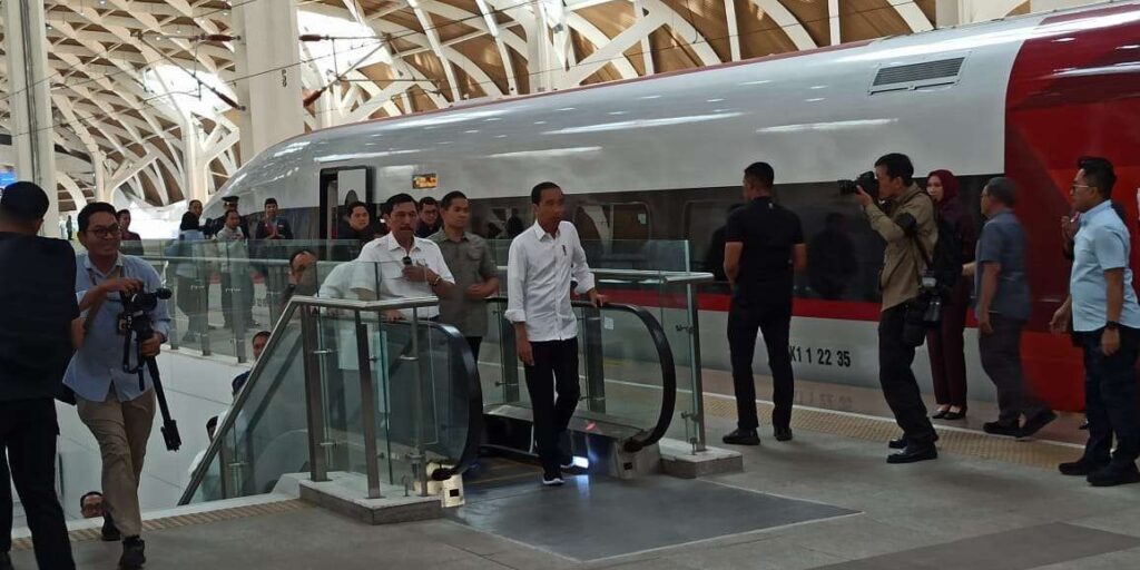 Presiden Joko Widodo bersama Menko Marves Luhut Binsar Pandjaitan hendak naik KA Cepat Jakarta-Bandung, Rabu (13/9/2023).