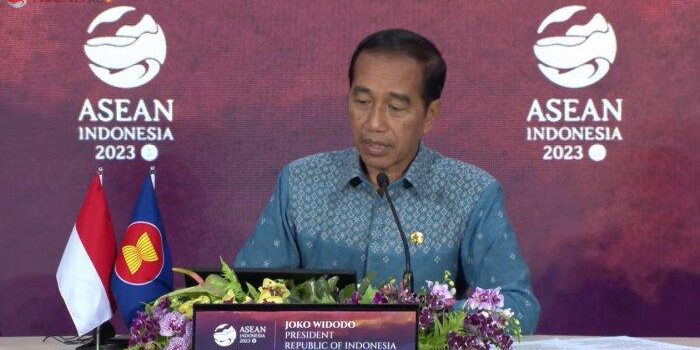 Presiden Joko Widodo (Jokowi) memberikan keterangan pers di Labuan Bajo, Nusa Tenggara Timur (NTT), Kamis (11/5/2023). Presiden mengatakan penyelenggaran KTT ASEAN berjalan dengan lancar dan dengan hasil yang baik. 


