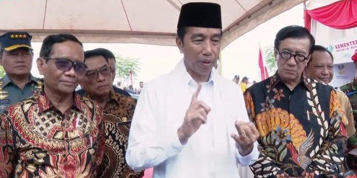 Presiden Jokowi memberikan keterangan pers 


