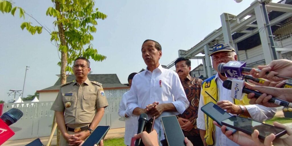Presiden Joko Widodo memeberikan keterangan pers di Sodetan Ciliwung, Jakarta Timur, Senin (31/7/2023).