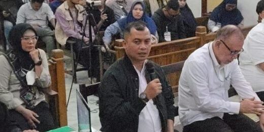 Mantan Kapolres Tapsel, AKBP Yasir Ahmadi (pegang mic) bersama saksi lainnya dihadirkan di persidangan lanjutan perkara dugaan suap proyek peningkatan jalan provinsi ruas Hutaimbaru–Sipiongot, Rabu (1/10/2025)