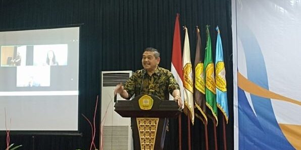 Ketua Yayasan Sari Mutiara Indonesia, Dr Parlindungan Purba SH MM, memberikan kata sambutan