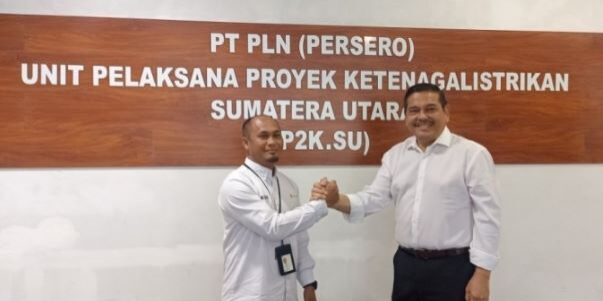 Parlindungan Purba, dan Manager PLN Unit Pelaksana Proyek Ketenagalistrikan Sumatra Utara, Ferdinand Damanik, berfoto bersama