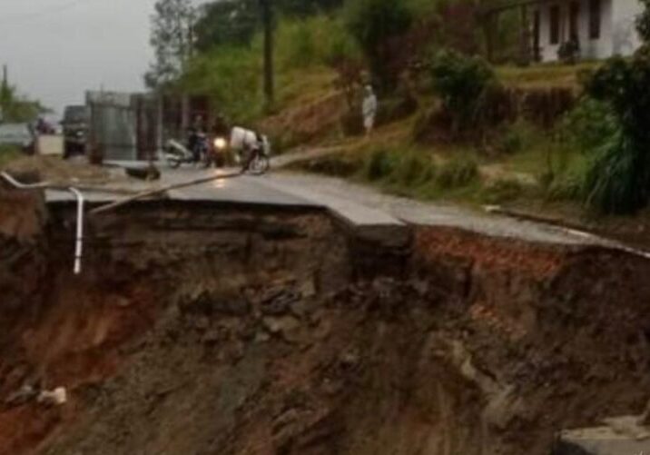 Longsor ruas jalan di daerah Sigalingging