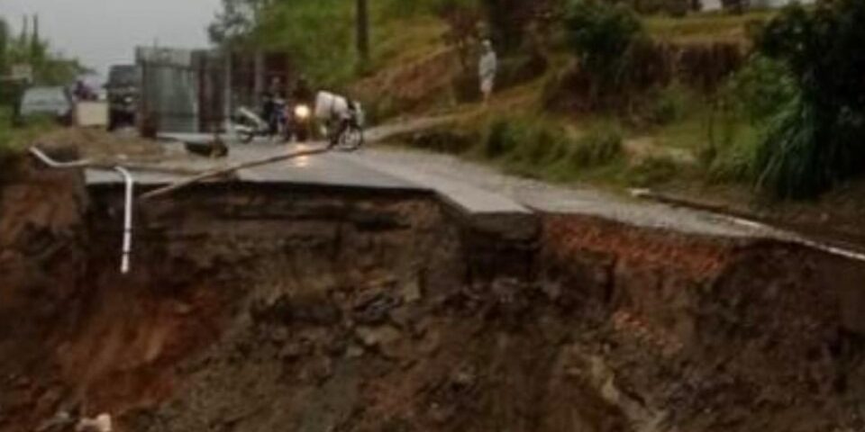 Longsor ruas jalan di daerah Sigalingging