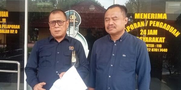 Ketua PWI Sumut, H Farianda Putra Sinik (kanan) bersama Ketua Bidang Hukum Amrizal, membuat laporan ke Polda Sumut