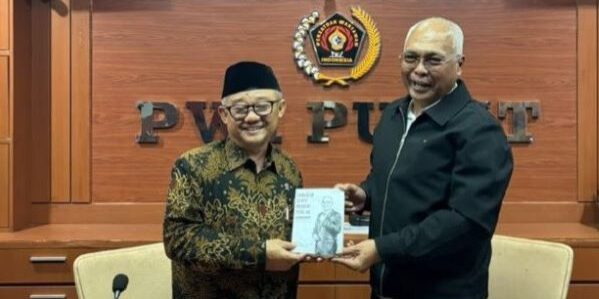 Ketua Umum PWI Pusat Akhmad Munir memberikan Buku Profil Biografi Ketua Umum PWI Pusat berjudul Langkah Sunyi Menuju Puncak kepada Menteri Abdul Mu’ti

