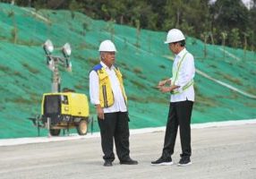Presiden Joko Widodo (kanan) berbincang bersama Menteri PUPR Basuki Hadimuljono (kiri) saat meninjau proyek Tol IKN seksi 3A di Balikpapan, Rabu (1/11/2023). Tol IKN yang menghubungkan Balikpapan ke IKN itu telah mencapai progres 55 persen. 