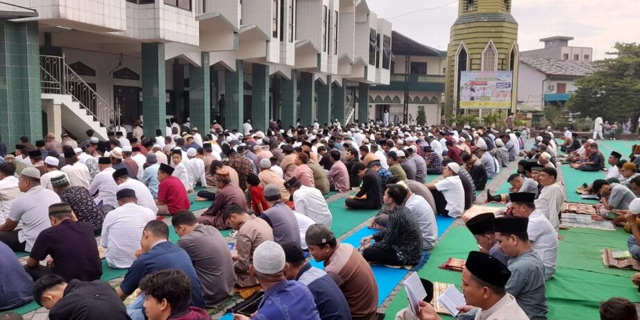 Sholat Idul Adha 1414 H Rabu (28/6/2023) berlangsung di lapangan Masjid Taqwa Pimpinan Cabang Muhammadiyah (PCM) Lubuk Pakam