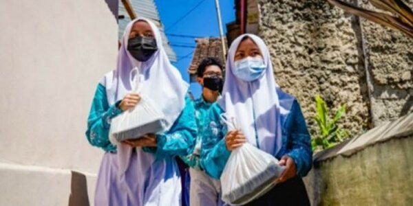 Para pelajar berbagi makanan dalam Program Rantang Siswa yang digagas Dinas Pendidikan Provinsi Jawa Barat

