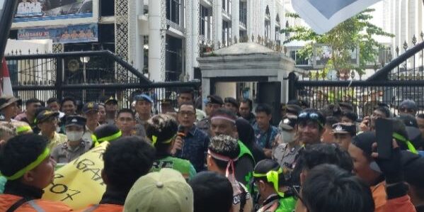 Ratusan driver Ojol datangi gedung DPRD Sumut pada Selasa 7 Juli 2026 meminta disahkan UU Transportasi Online