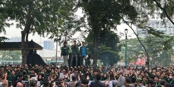Mahasiswa USU menggelar demo di depan Gedung DPRD Sumut, pada Senin (15/6/2026) siang