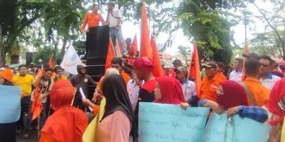Ratusan buruh melakukan aksi demo di depan Gedung DPRD Sumut, di Jalan Imam Bonjol Medan, Kamis (28/8/2025)