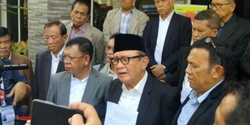 RE Nainggolan bersama para tokoh setelah membuat pengaduan di Polda Sumut, Selasa (17/6/2025)
