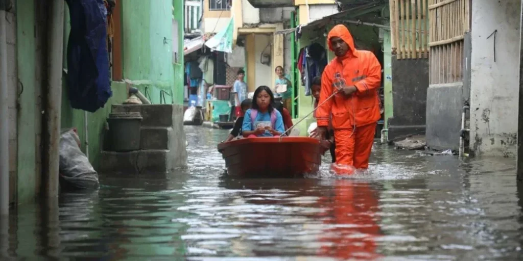 Petugas Badan Penanggulangan Bencana Daerah (BPBD) DKI Jakarta membantu sejumlah warga terdampak banjir rob Muara Angke di Jalan Dermaga Ujung, Pluit, Penjaringan, Jakarta Utara (Foto: BPBD DKI)