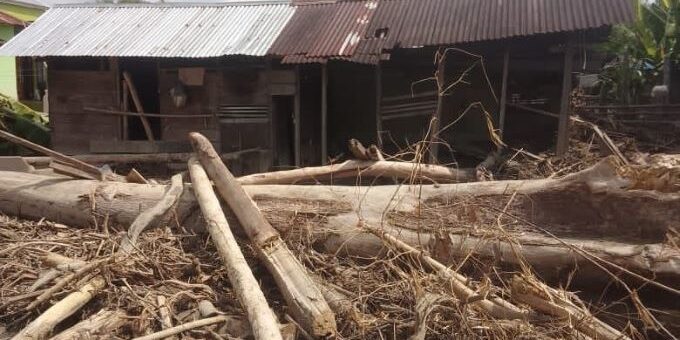 Kayu gelondongan menghantam, menutup rumah warga di Kabupaten Tapanuli Tengah belum dapat dibersihkan