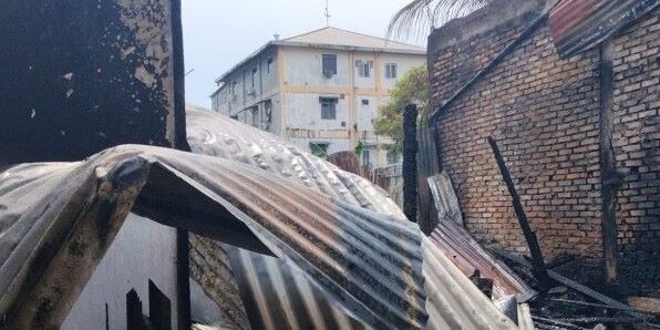 Rumah semi permanen di Mandala ludes terbakar (Foto: repro mb)

