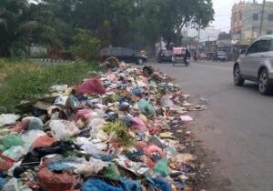 Tumpukan sampah pada satu sudut jalan di kota Medan