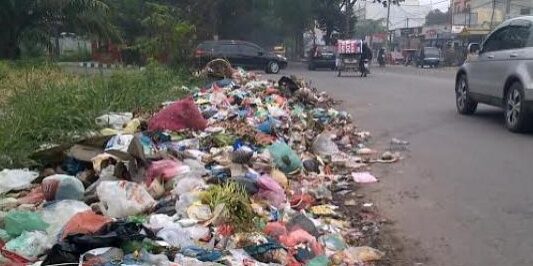 Tumpukan sampah pada satu sudut jalan di kota Medan