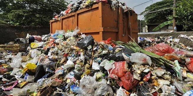 Tumpukan sampah di satu sudut jalan di Jakarta Pusat