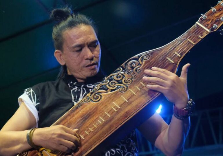 Egindo Alat Musik Petik Tradisional Suku Dayak