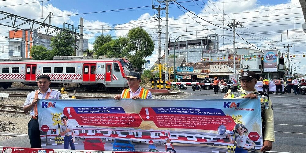 Petugas KAI Commuter Line sedang mensosialisasikan keselamatan perjalanan kereta api dan menggugah kesadaran masyarakat atas pentingnya mengutamakan perjalanan kereta api dan keselamatan di pelintasan sebidang.