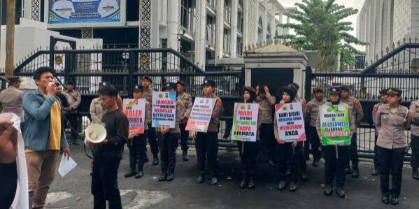 Sejumlah Massa Persoalkan Anggaran DPRD Sumut 


